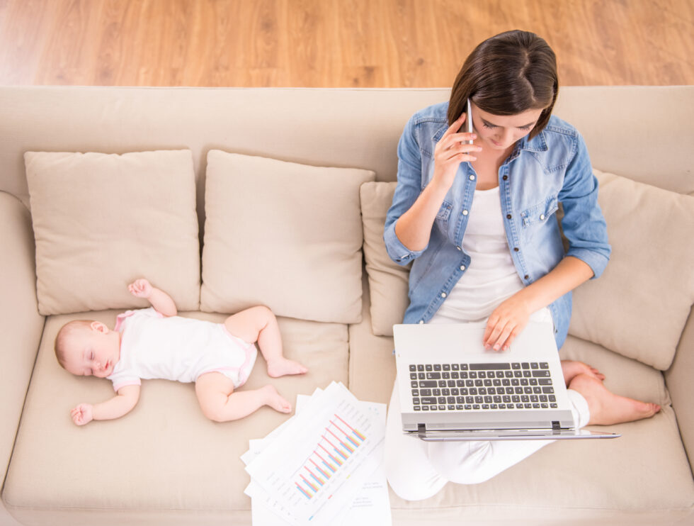 Mamma imprenditrice con bambino